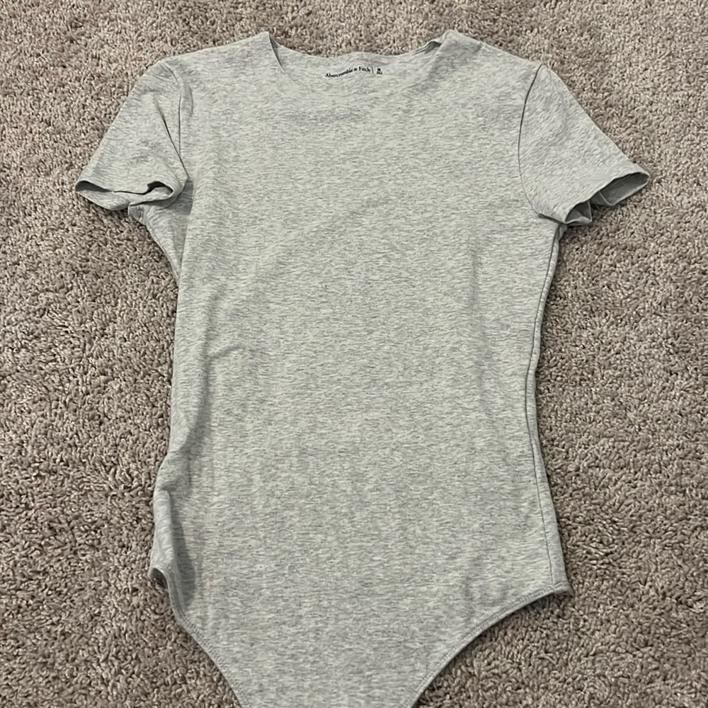 ABERCROMBIE WOMENS GREY BODYSUIT- SIZE MEDIUM